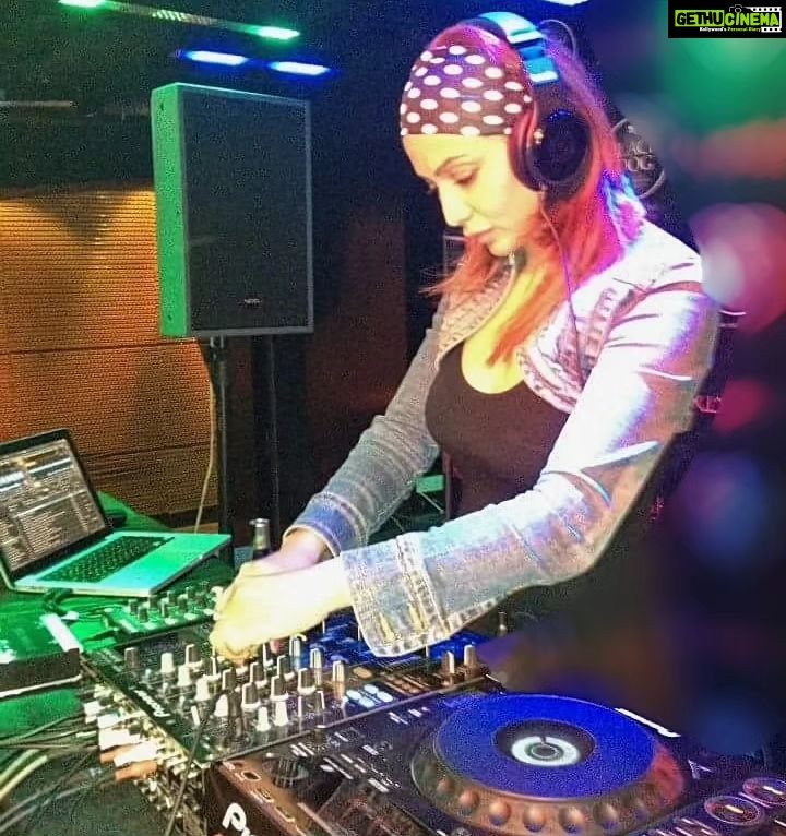 Shilpi Sharma Instagram - This is Magic 😍🎧 . . . . #dj #djshilpisharma