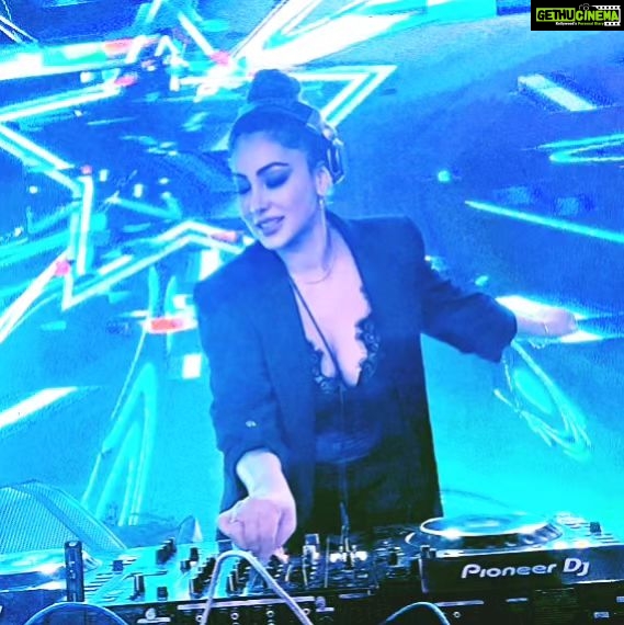Shilpi Sharma Instagram - With this summer tune, keep calm and party on....😉 . #saturdaynight #weekend #partymood #djshilpi