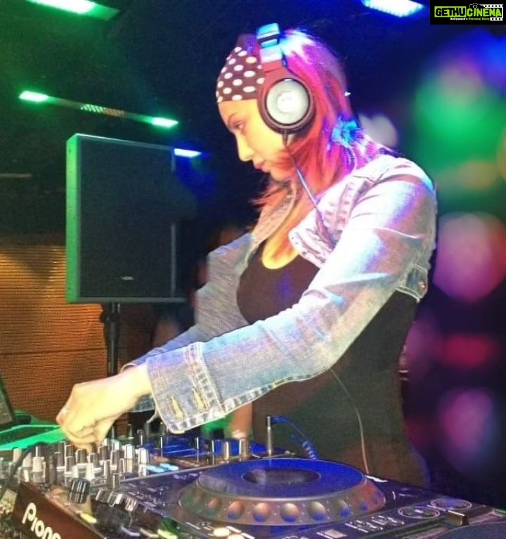 Shilpi Sharma Instagram - This is Magic 😍🎧 . . . . #dj #djshilpisharma
