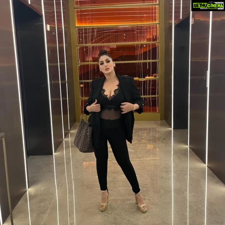 Shilpi Sharma Instagram - Outfit: perfect. Attitude: worth it. . . #attitude #photo #randomclick #shilpisharma #djshilpisharma