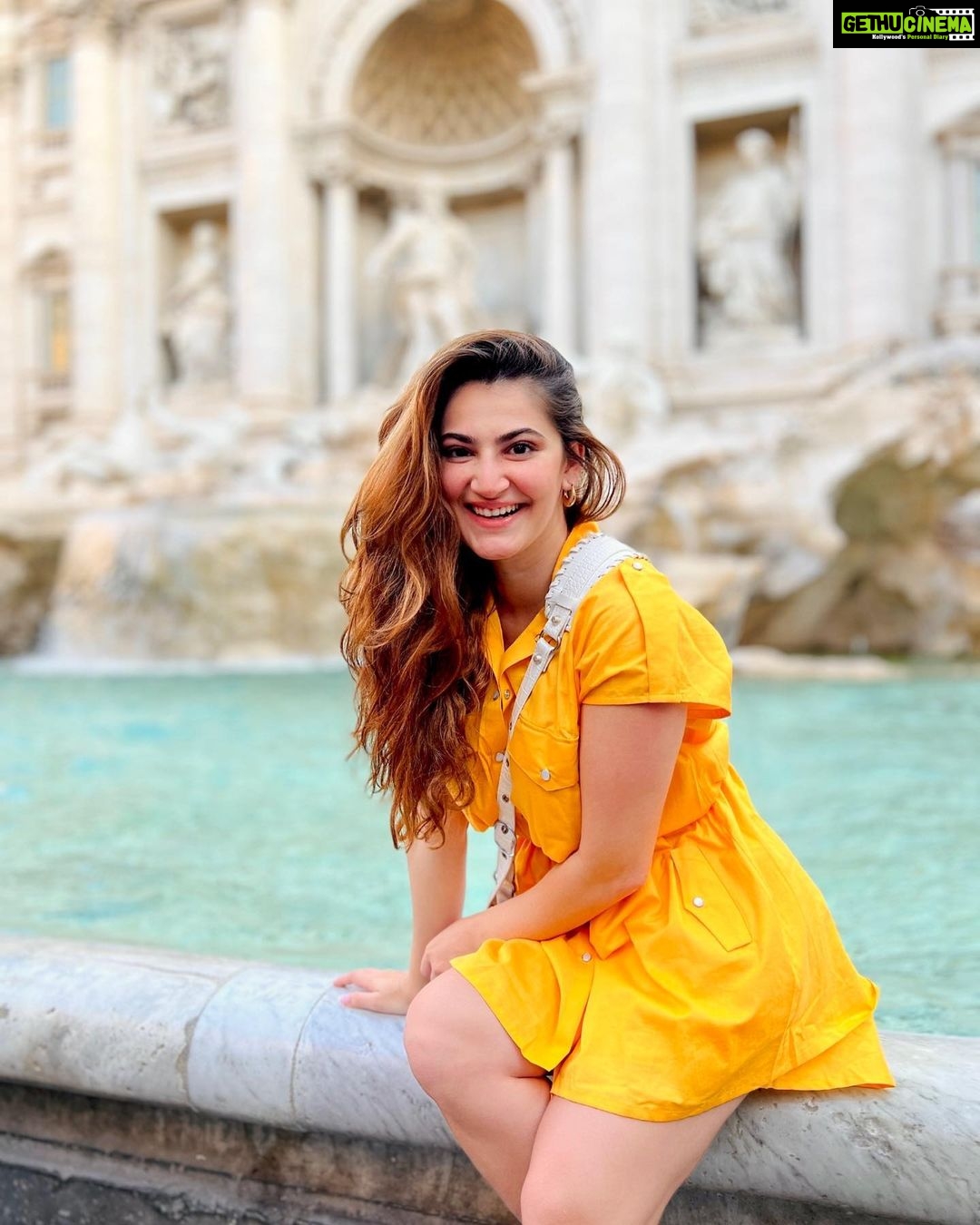 Shivaleeka Oberoi Instagram - What a Rome-antic city! 🥰 #colosseum #fontanaditrevi #wheninrome #italy #inlove #rome #beautifuldestinations 📍🇮🇹 Rome, Italy