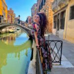 Shivaleeka Oberoi Instagram - Falling in love with Venice, one canal at a time. 🛶🥰 #venice #magic #italy #gondola #canal #venezia #travelgram #inlove #beautifuldestinations #italia #eurotrip #italytravel 🇮🇹 Venice, Italy