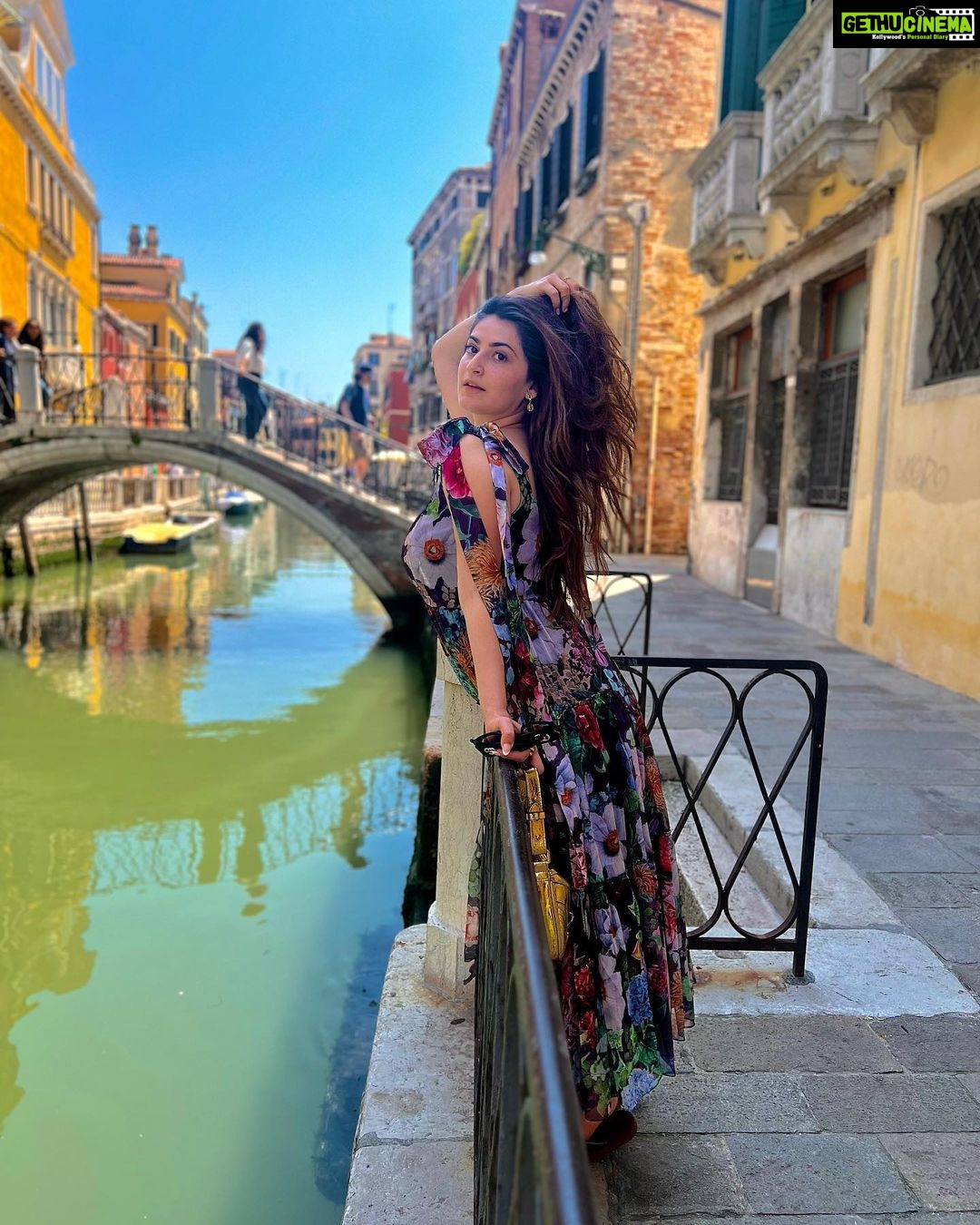 Shivaleeka Oberoi Instagram - Falling in love with Venice, one canal at a time. ๐ถ๐ฅฐ #venice #magic #italy #gondola #canal #venezia #travelgram #inlove #beautifuldestinations #italia #eurotrip #italytravel ๐ฎ๐น Venice, Italy