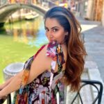 Shivaleeka Oberoi Instagram - Falling in love with Venice, one canal at a time. 🛶🥰 #venice #magic #italy #gondola #canal #venezia #travelgram #inlove #beautifuldestinations #italia #eurotrip #italytravel 🇮🇹 Venice, Italy