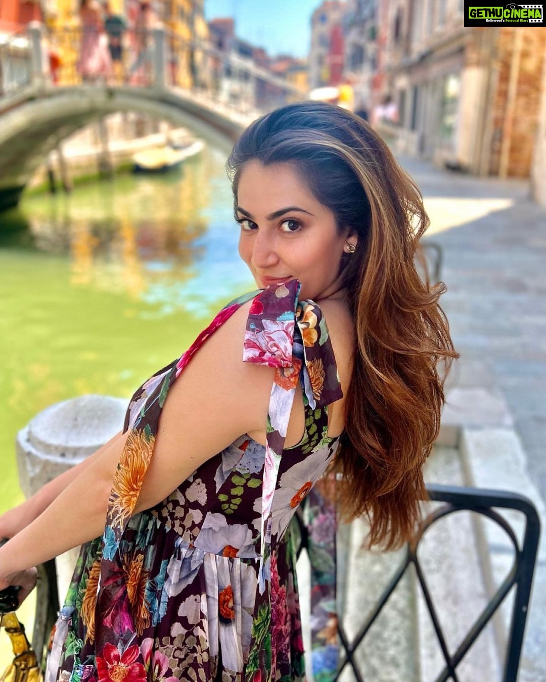 Shivaleeka Oberoi Instagram - Falling in love with Venice, one canal at a time. ๐ถ๐ฅฐ #venice #magic #italy #gondola #canal #venezia #travelgram #inlove #beautifuldestinations #italia #eurotrip #italytravel ๐ฎ๐น Venice, Italy