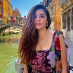 Shivaleeka Oberoi Instagram - Falling in love with Venice, one canal at a time. 🛶🥰 #venice #magic #italy #gondola #canal #venezia #travelgram #inlove #beautifuldestinations #italia #eurotrip #italytravel 🇮🇹 Venice, Italy