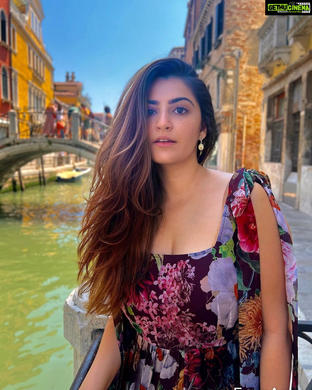Shivaleeka Oberoi Instagram - Falling in love with Venice, one canal at a time. ๐ถ๐ฅฐ #venice #magic #italy #gondola #canal #venezia #travelgram #inlove #beautifuldestinations #italia #eurotrip #italytravel ๐ฎ๐น Venice, Italy