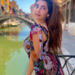 Shivaleeka Oberoi Instagram - Falling in love with Venice, one canal at a time. 🛶🥰 #venice #magic #italy #gondola #canal #venezia #travelgram #inlove #beautifuldestinations #italia #eurotrip #italytravel 🇮🇹 Venice, Italy