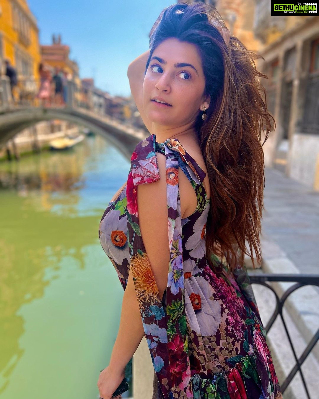 Shivaleeka Oberoi Instagram - Falling in love with Venice, one canal at a time. ๐ถ๐ฅฐ #venice #magic #italy #gondola #canal #venezia #travelgram #inlove #beautifuldestinations #italia #eurotrip #italytravel ๐ฎ๐น Venice, Italy
