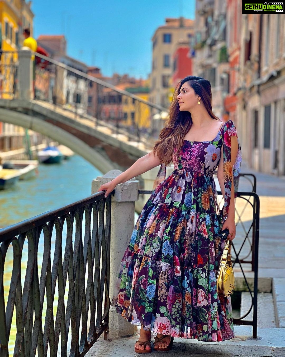 Shivaleeka Oberoi Instagram - Falling in love with Venice, one canal at a time. ๐ถ๐ฅฐ #venice #magic #italy #gondola #canal #venezia #travelgram #inlove #beautifuldestinations #italia #eurotrip #italytravel ๐ฎ๐น Venice, Italy