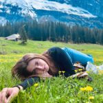 Shivaleeka Oberoi Instagram - “Jaa, Shivaleeka, jaa. Jee le apni zindagi.” 🤪🌼🌾🏔️💛 Swiss Alps