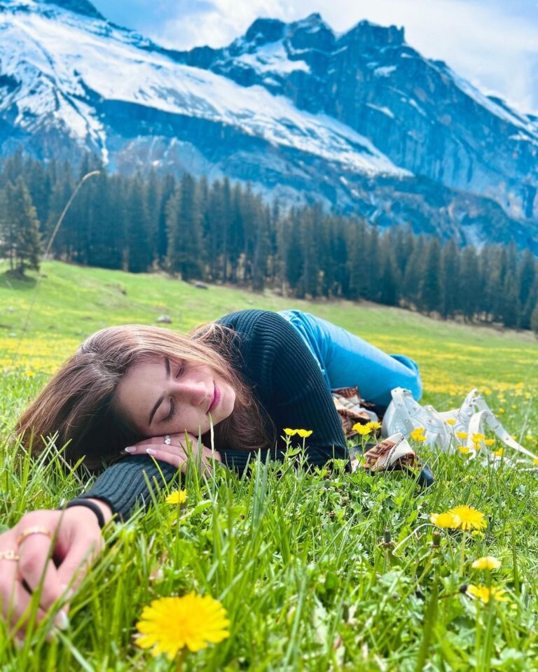 Shivaleeka Oberoi Instagram - “Jaa, Shivaleeka, jaa. Jee le apni zindagi.” 🤪🌼🌾🏔️💛 Swiss Alps