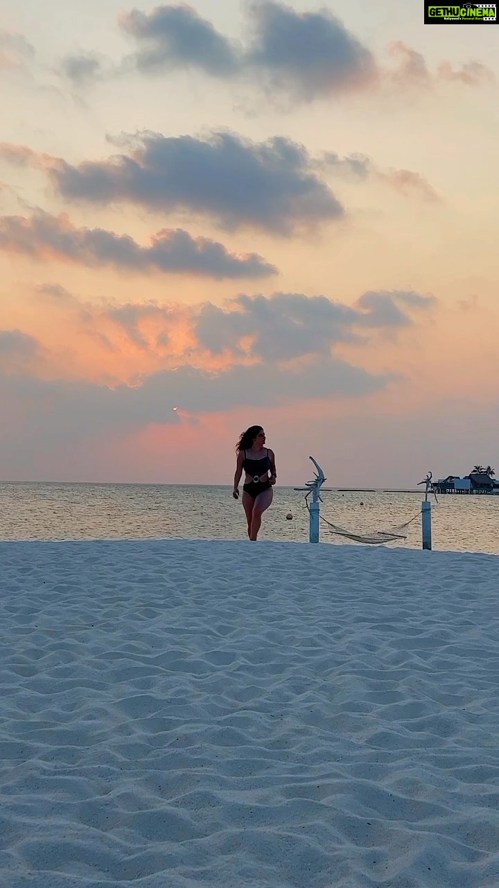Shivaleeka Oberoi Instagram - Thalassophile 🌊☀️