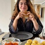 Shivaleeka Oberoi Instagram - Vada pav aur baarish! 😍 Cause weekend calories don’t count. 😋🤞🏻 #weekendvibes #cheatmeal 🤤