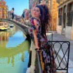 Shivaleeka Oberoi Instagram - Once upon a time in Venice..🛶💕 Wait till the end to see a goofball 🤪🙈 #Venice #Instagramreels #venezuela #canals #italy #europetravel #summervibes ☀️ Venice, Italy