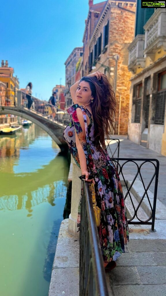 Shivaleeka Oberoi Instagram - Once upon a time in Venice..🛶💕 Wait till the end to see a goofball 🤪🙈 #Venice #Instagramreels #venezuela #canals #italy #europetravel #summervibes ☀️ Venice, Italy