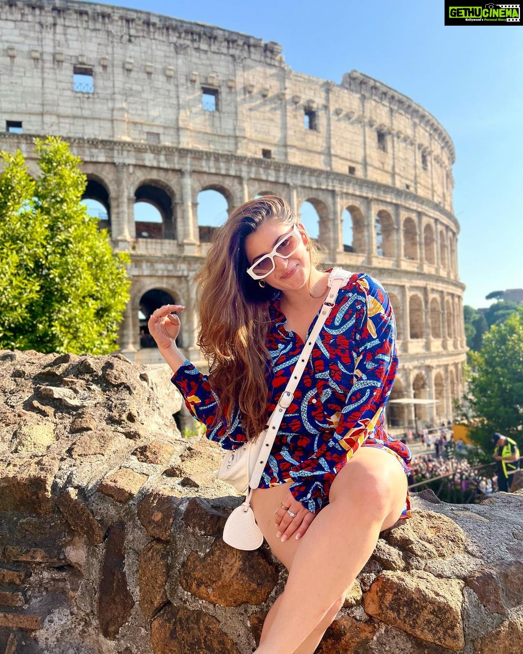 Shivaleeka Oberoi Instagram - What a Rome-antic city! 🥰 #colosseum #fontanaditrevi #wheninrome #italy #inlove #rome #beautifuldestinations 📍🇮🇹 Rome, Italy