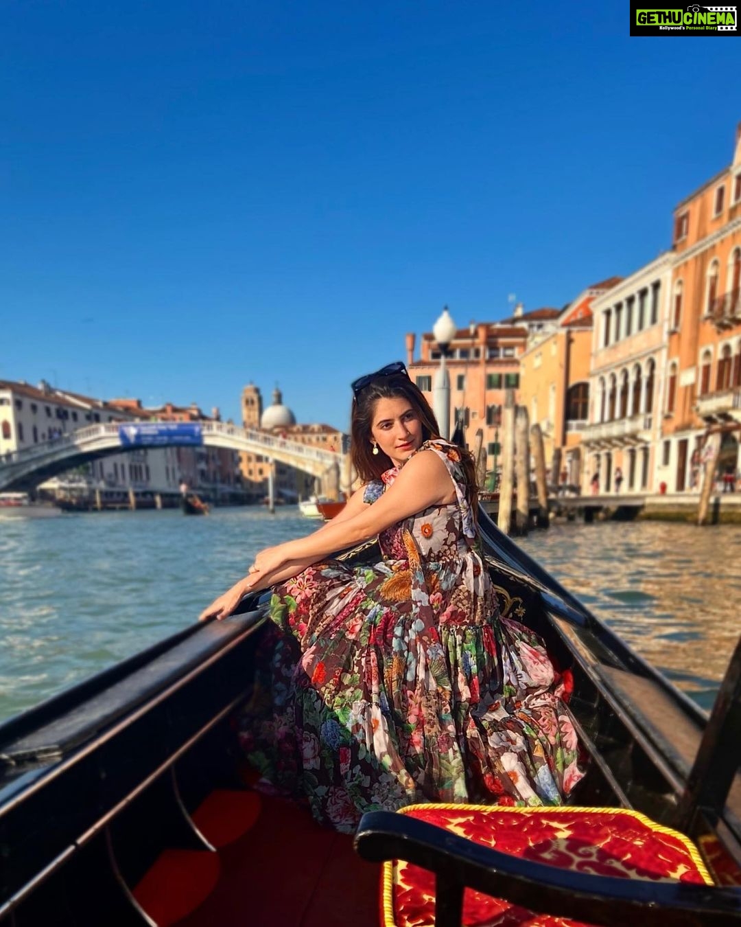 Shivaleeka Oberoi Instagram - Falling in love with Venice, one canal at a time. ๐ถ๐ฅฐ #venice #magic #italy #gondola #canal #venezia #travelgram #inlove #beautifuldestinations #italia #eurotrip #italytravel ๐ฎ๐น Venice, Italy
