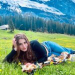 Shivaleeka Oberoi Instagram - “Jaa, Shivaleeka, jaa. Jee le apni zindagi.” 🤪🌼🌾🏔️💛 Swiss Alps
