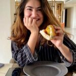 Shivaleeka Oberoi Instagram – Vada pav aur baarish! 😍
Cause weekend calories don’t count. 😋🤞🏻

#weekendvibes #cheatmeal 🤤