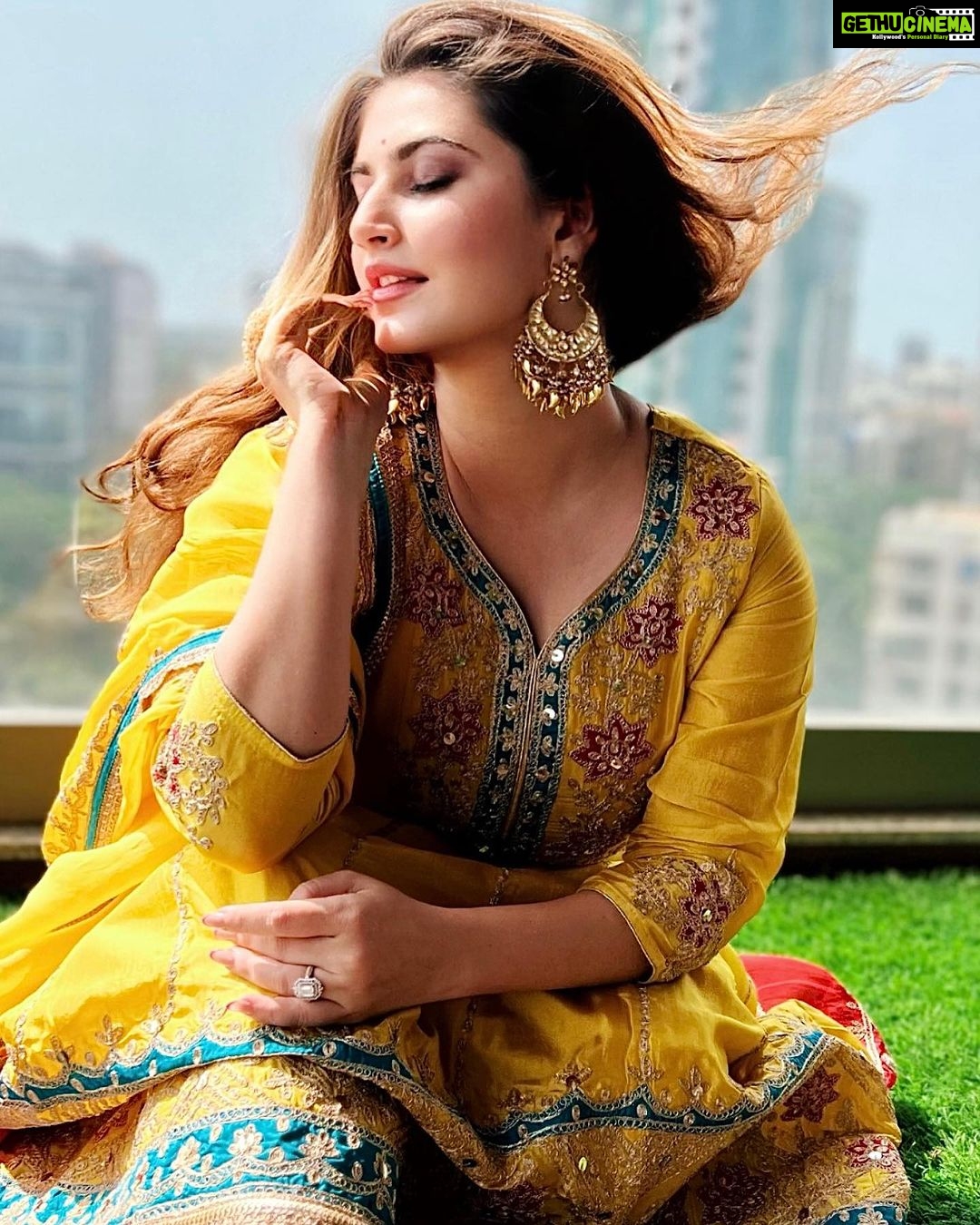 Shivaleeka Oberoi Instagram - Tenu suit suit karda ✨👌🏻🌻🍃☀️