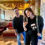 Shivaleeka Oberoi Instagram – Travel tip : Steal his sweatshirts! 😉✈️🌎
Thaaankss @abhishekpathakk 🤪