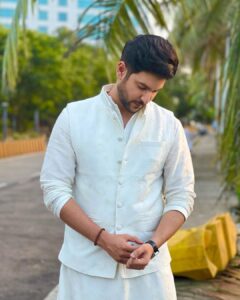 Shivin Narang Instagram - Happy Ganesh Chaturthi 🤍✨🙏
.
.
Wearing : @saundhindia 
Outfit by : @neelangi_johari