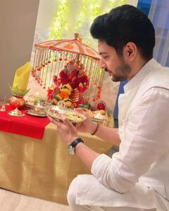 Shivin Narang Instagram - Happy Ganesh Chaturthi 🤍✨🙏
.
.
Wearing : @saundhindia 
Outfit by : @neelangi_johari