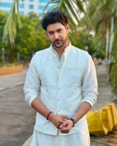 Shivin Narang Instagram - Happy Ganesh Chaturthi 🤍✨🙏
.
.
Wearing : @saundhindia 
Outfit by : @neelangi_johari