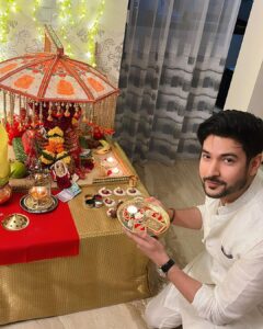 Shivin Narang Instagram - Happy Ganesh Chaturthi 🤍✨🙏
.
.
Wearing : @saundhindia 
Outfit by : @neelangi_johari