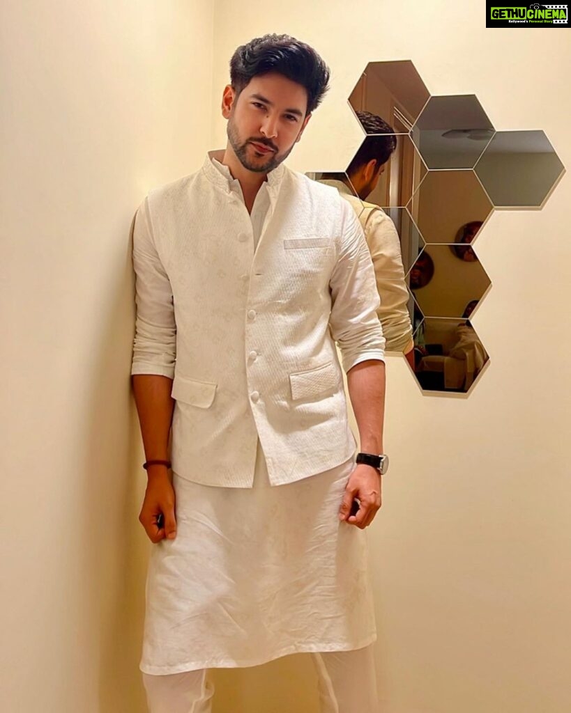 Shivin Narang Instagram - Happy Ganesh Chaturthi 🤍✨🙏 . . Wearing : @saundhindia Outfit by : @neelangi_johari