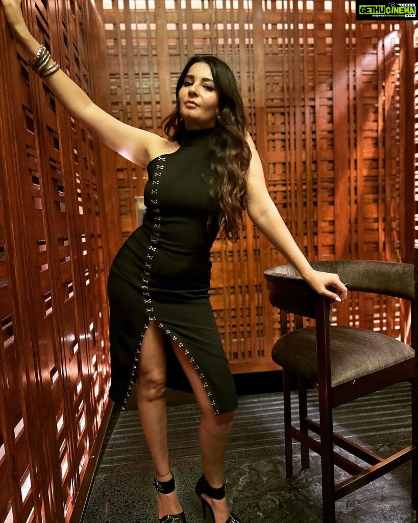 Shonali Nagrani Instagram - One arm distance please. #aboutlastnight #eveningwear #stretchtherapy #otd #otn Mumbai, Maharashtra