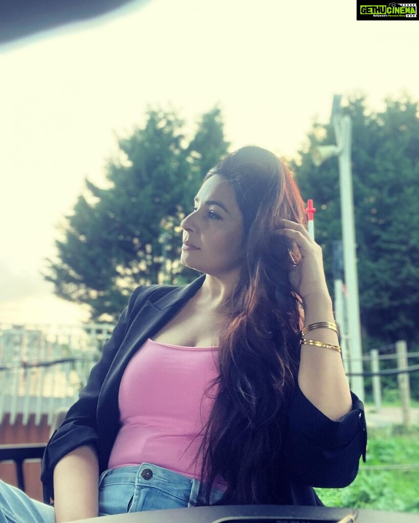 Shonali Nagrani Instagram - Pinkish… #naturelover #outdoorlife #stayingoutdoors #pinkpinkpink #pinkish
