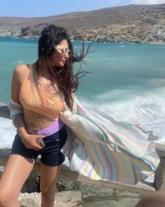Shonali Nagrani Instagram - Craving colour ?
#tinos #greece #beach #swim #swimwear #cliff #greekisland #islandlife🌴 @tinostoday @tinos_island_official