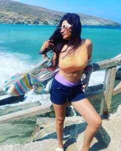 Shonali Nagrani Instagram - Craving colour ?
#tinos #greece #beach #swim #swimwear #cliff #greekisland #islandlife🌴 @tinostoday @tinos_island_official