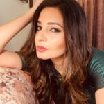 Shonali Nagrani Instagram - Shine on……. Is the only forever I want :) #DELHI #show #showtime #giglife #suchaposer #ownit #workit #poselikenooneswatching #fashion #eveninggown #peacockcolours #shinebright