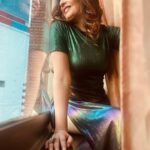 Shonali Nagrani Instagram - Shine on……. Is the only forever I want :) #DELHI #show #showtime #giglife #suchaposer #ownit #workit #poselikenooneswatching #fashion #eveninggown #peacockcolours #shinebright