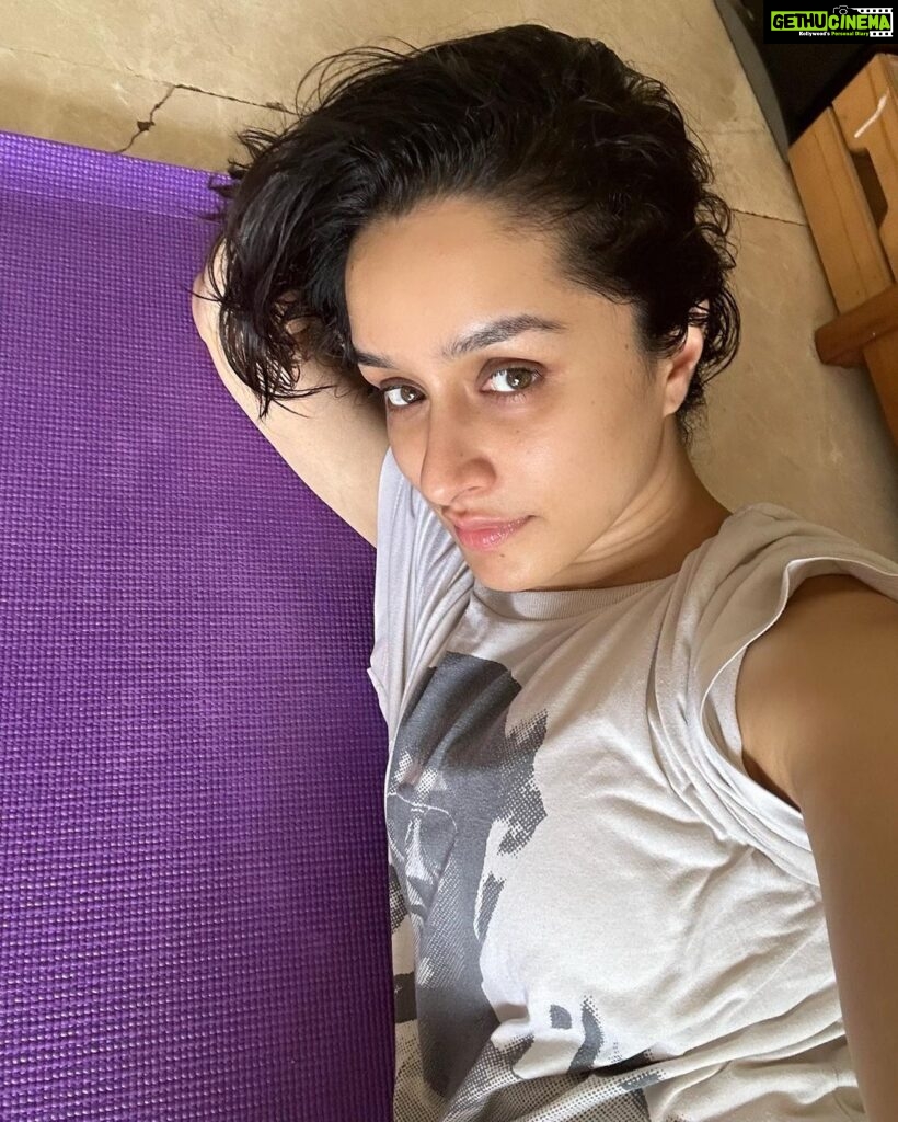Shraddha Kapoor Instagram - Bruce Lee vala attitude chahiye? Yoga karo 🧘🏻‍♀ #MondayMotivation