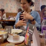 Shraddha Srinath Instagram - Went for a many ‘mmmmms’ per bite kinda Andhra meal. My love for Andhra meals is famous. With my work buddies @kohl.play (not in the video because cutely recording everything), @kammarishivarajchary @shivu.bm.549 @priyanka_miryala_netha and Meghna Visakhapatnam