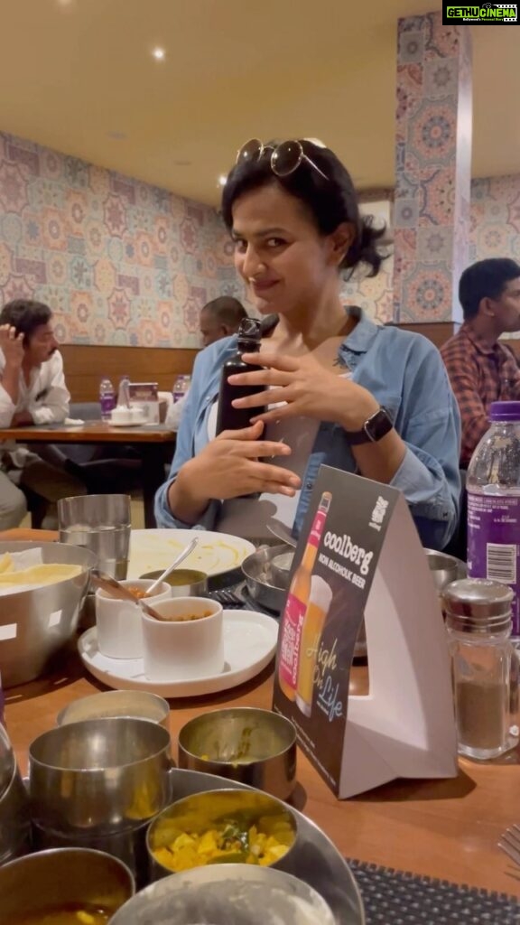 Shraddha Srinath Instagram - Went for a many ‘mmmmms’ per bite kinda Andhra meal. My love for Andhra meals is famous. With my work buddies @kohl.play (not in the video because cutely recording everything), @kammarishivarajchary @shivu.bm.549 @priyanka_miryala_netha and Meghna Visakhapatnam