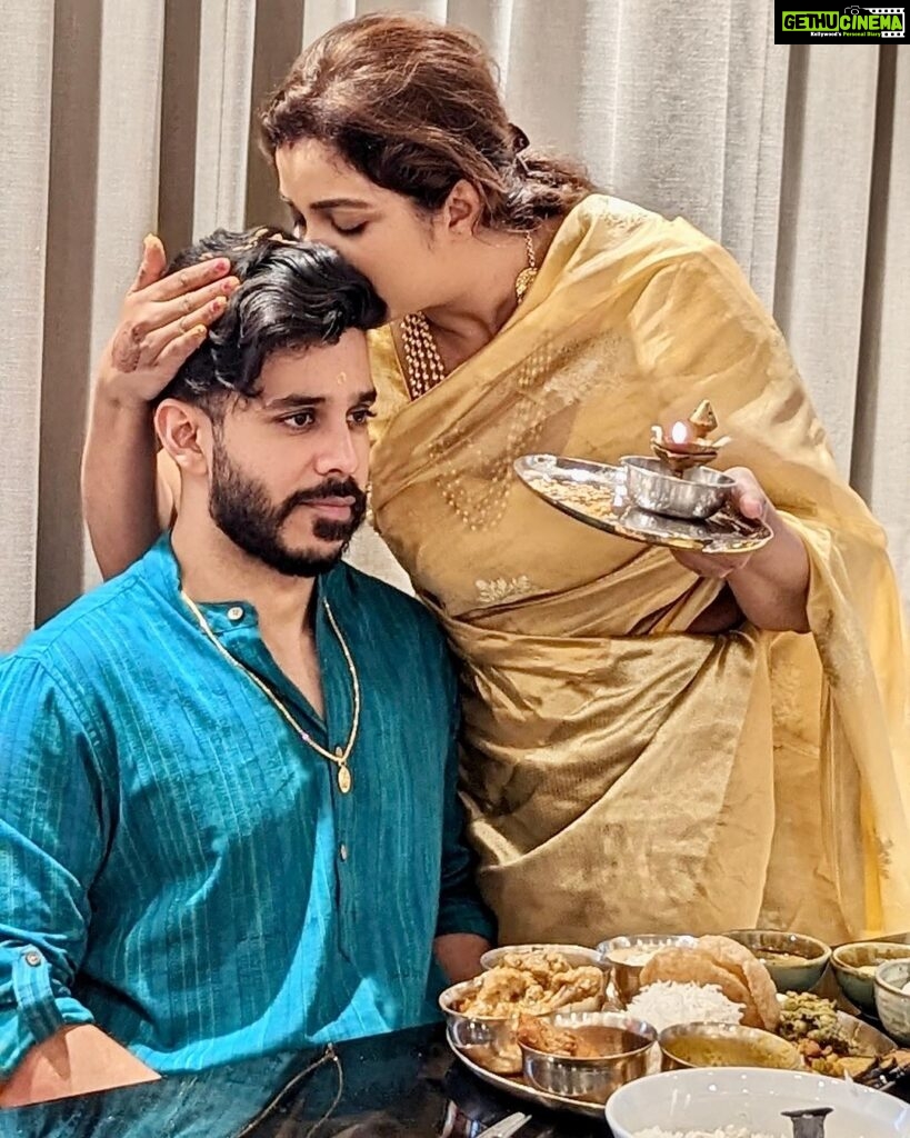 Shreya Ghoshal Instagram - Happy Rakshabandhan to all the brothers and sisters in the world. My bro @soumghoshal, the reason why my heart smiles ever since I saw you as a new born and then slowly realised that you will be the strongest pillar of strength in my life.. Standing by my side, through all ups and downs, not ever letting me shed a single tear. Coz no one cracks me up more than you do. Hope we keep laughing at each other for no reason for ever and ever. Love you so much Ribhu ♥♥