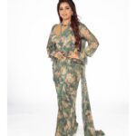 Shreya Ghoshal Instagram - Duniya mein apna bhi jaadu chalega 🥰 @cocacolaegypt @@cocacola_india Outfit: @kalkifashion Jewellery: @sangeetaboochra Stylist: @stylebysaachivj Asst.: @nehha_o @styledbynikinagda Hair: @maggie_hairstylists1989 #CokeStudio #RealMagic #CokePartner
