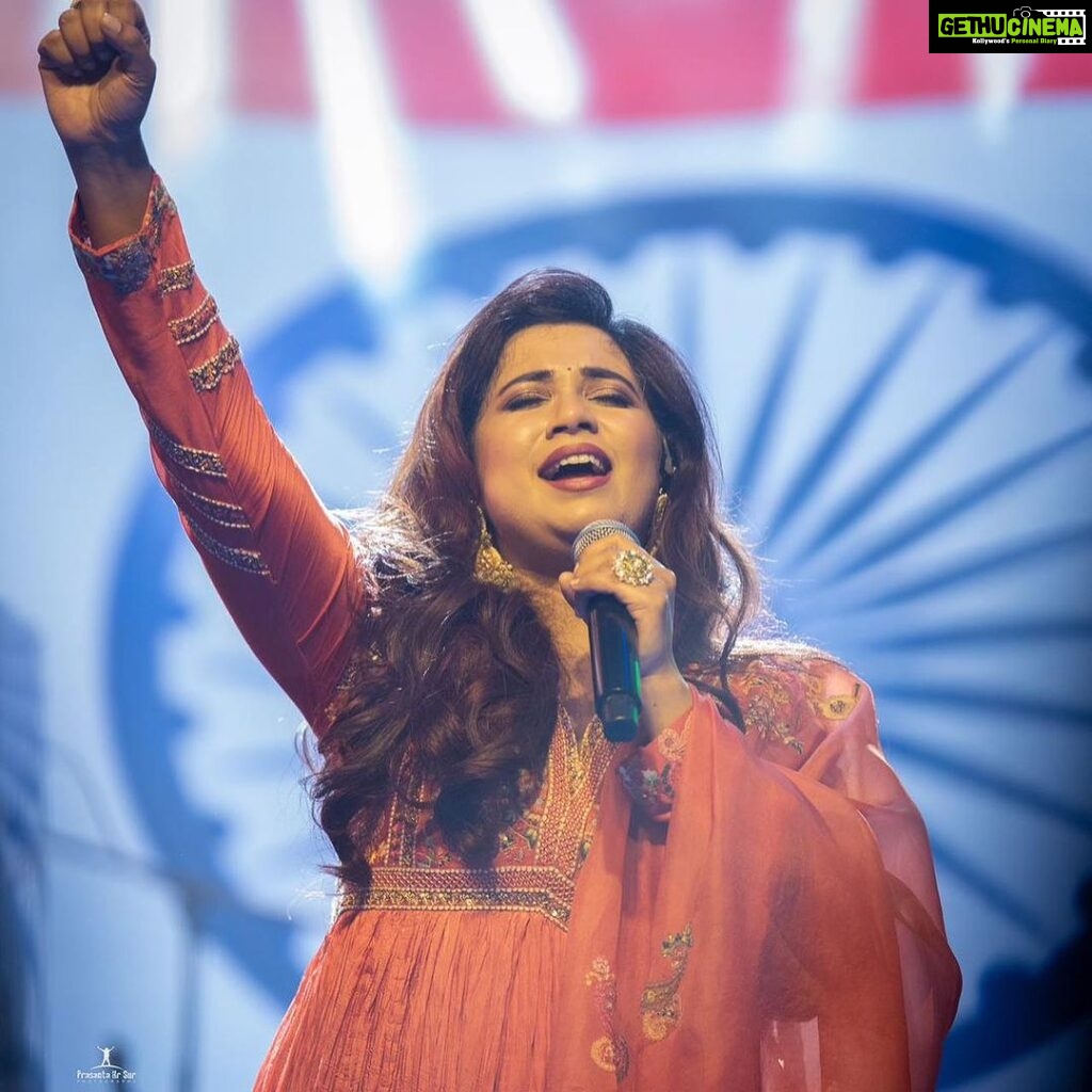 Shreya Ghoshal Instagram - Still processing the news!! A national award!! For #MaayavaChaayava♥♥ God is kind🙏🏻 All thanks to you @arrahman sir for giving me this gem. And @radhakrishnan_parthiban sir for your vision and courage to make a unique and a beautiful film #IravinNizhal and making me a part. Thank you fans♥🙏🏻 you have always made a special place in your heart for me and for this song too. Love you forever ♥♥♥