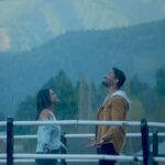 Shreya Ghoshal Instagram - Barsaat aa gayi aur yeh gaana bhi🌧️♥️ Song out on the 14th!! Here is the teaser for you♥️🤍🌧️ #LoveSong #RainLover #NewSongAlert @shaheernsheikh @realhinakhan @javedmohsin_official @stebinben @kunaalvermaa @aditya_datt @mohsinshaikhmusic @javedmzk