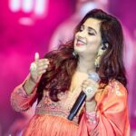 Shreya Ghoshal Instagram – Pagle se dil ne yeh kya kiya 🧡

Outfit: @petticoat_lane_
Jewellery: @azotiique
Stylist: @stylebysaachivj
Team: @styledbynikinagda @sanzimehta777
Photographer- @prasanta_kumar_sur_photography