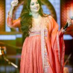 Shreya Ghoshal Instagram – Pagle se dil ne yeh kya kiya 🧡

Outfit: @petticoat_lane_
Jewellery: @azotiique
Stylist: @stylebysaachivj
Team: @styledbynikinagda @sanzimehta777
Photographer- @prasanta_kumar_sur_photography