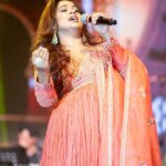 Shreya Ghoshal Instagram – Pagle se dil ne yeh kya kiya 🧡

Outfit: @petticoat_lane_
Jewellery: @azotiique
Stylist: @stylebysaachivj
Team: @styledbynikinagda @sanzimehta777
Photographer- @prasanta_kumar_sur_photography