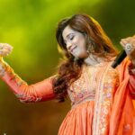 Shreya Ghoshal Instagram – Pagle se dil ne yeh kya kiya 🧡

Outfit: @petticoat_lane_
Jewellery: @azotiique
Stylist: @stylebysaachivj
Team: @styledbynikinagda @sanzimehta777
Photographer- @prasanta_kumar_sur_photography
