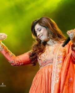 Shreya Ghoshal Instagram - Pagle se dil ne yeh kya kiya 🧡 Outfit: @petticoat_lane_ Jewellery: @azotiique Stylist: @stylebysaachivj Team: @styledbynikinagda @sanzimehta777 Photographer- @prasanta_kumar_sur_photography