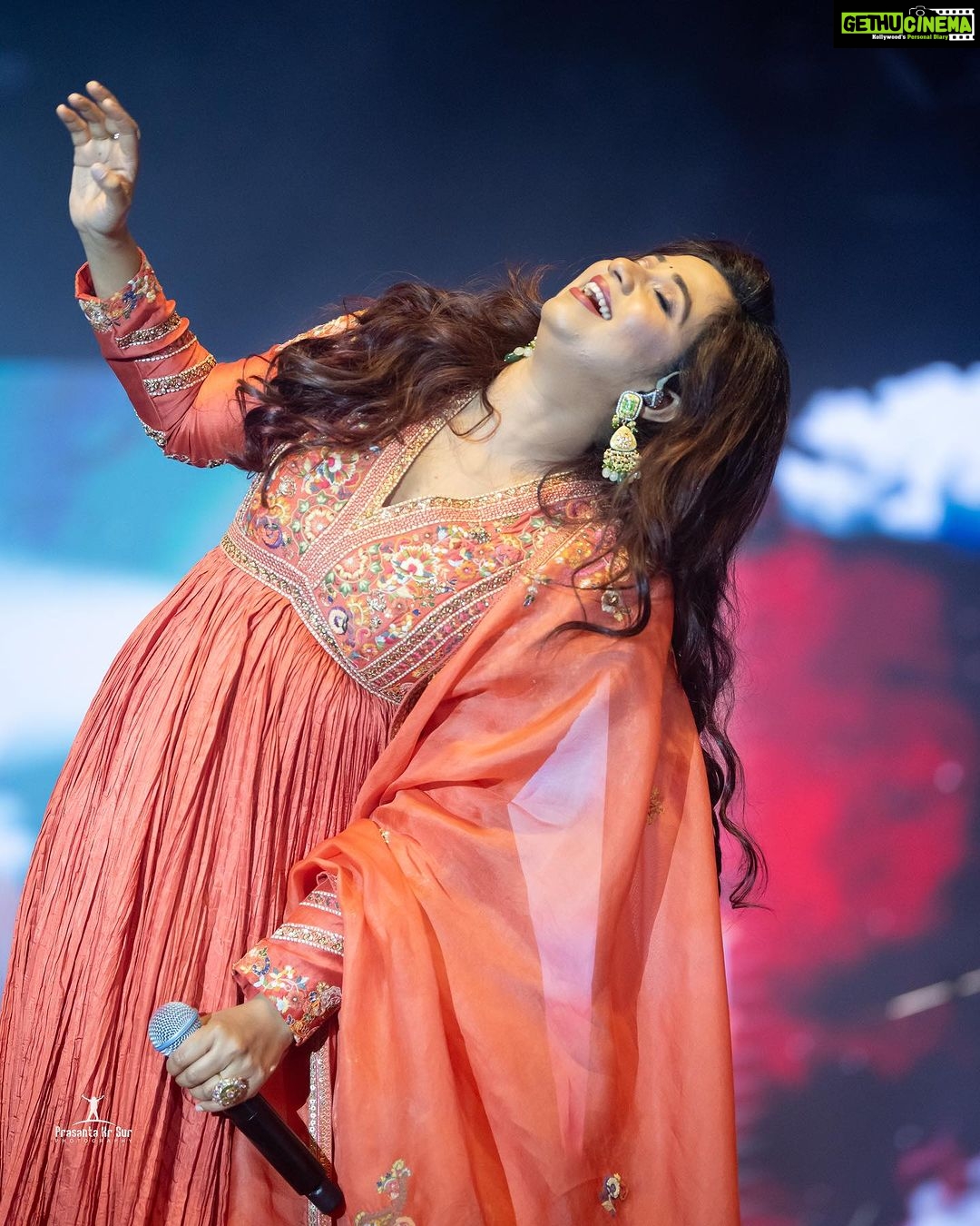 Shreya Ghoshal Instagram - Pagle se dil ne yeh kya kiya 🧡 Outfit: @petticoat_lane_ Jewellery: @azotiique Stylist: @stylebysaachivj Team: @styledbynikinagda @sanzimehta777 Photographer- @prasanta_kumar_sur_photography